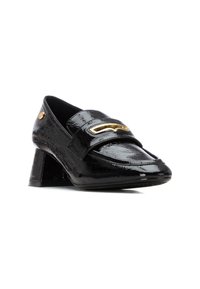 Mocasines de charol negro con punta cuadrada y un tacón bajo y en ángulo. Presenta un acento decorativo de hardware dorado en la parte delantera.