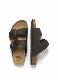 Sandales marron à deux brides avec des boucles métalliques réglables, des semelles en liège et des semelles intérieures rembourrées, vues de dessus et de côté sur fond blanc.