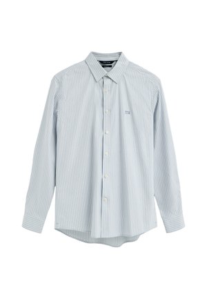 Camisa azul claro de manga larga con botones, con finas rayas blancas y un pequeño logo "Polo Club" en el pecho izquierdo.