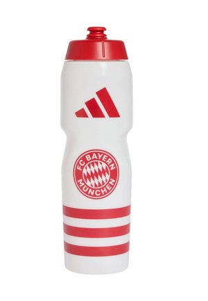 Hvid sportsvandflaske med rødt låg, rødt Adidas-logo, FC Bayern München-emblem og tre røde vandrette striber nær bunden.