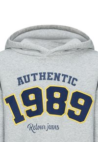 Felpa grigia con cappuccio, con testo ricamato in blu navy e giallo: "AUTHENTIC 1989" e "Retour jeans" sotto. Texture morbida.