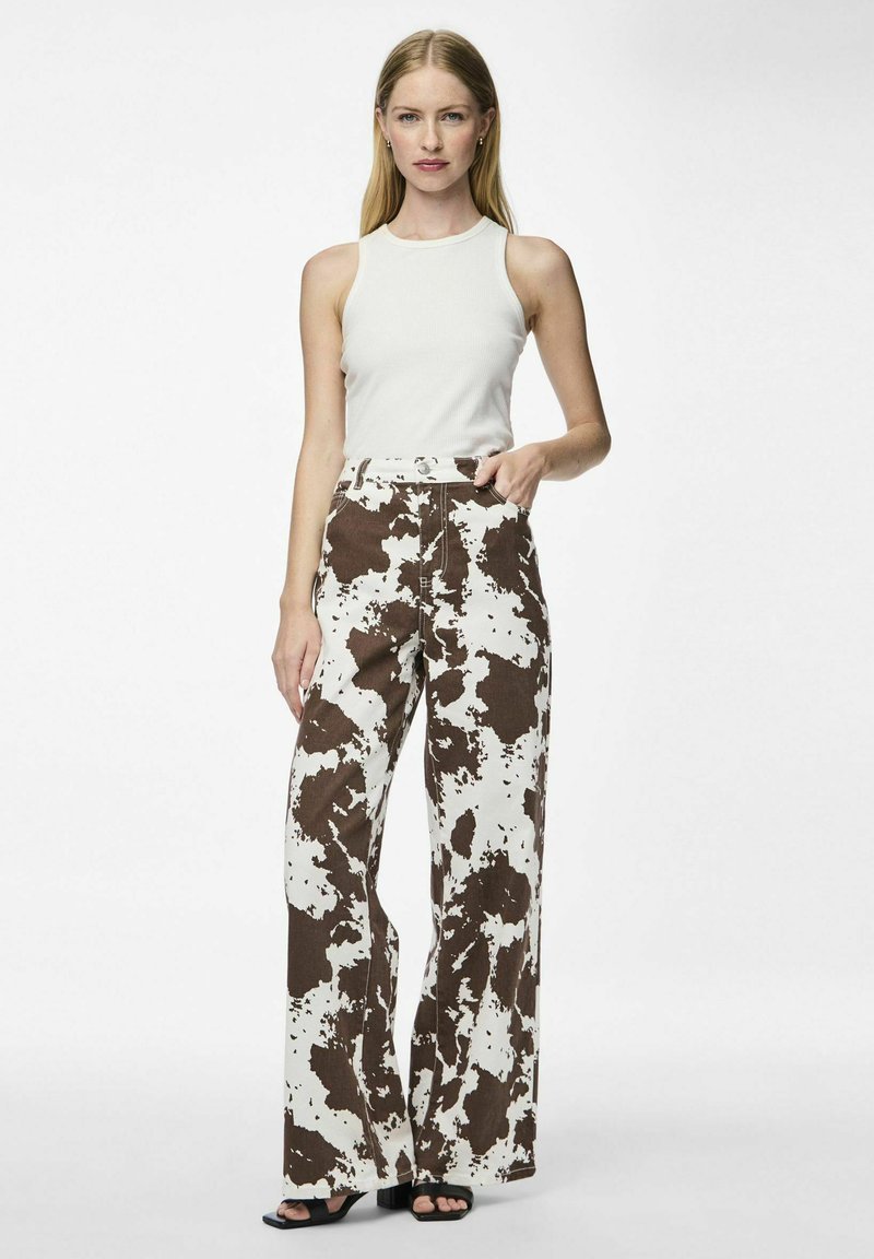 Pieces WIDE FIT PCFAMINA - Vaqueros a campana - bright white