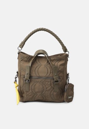 Bolso tote marrón con asa trenzada, bolsillo frontal con cremallera, costuras decorativas y pequeña bolsa adjunta con cremallera y etiqueta de la marca.