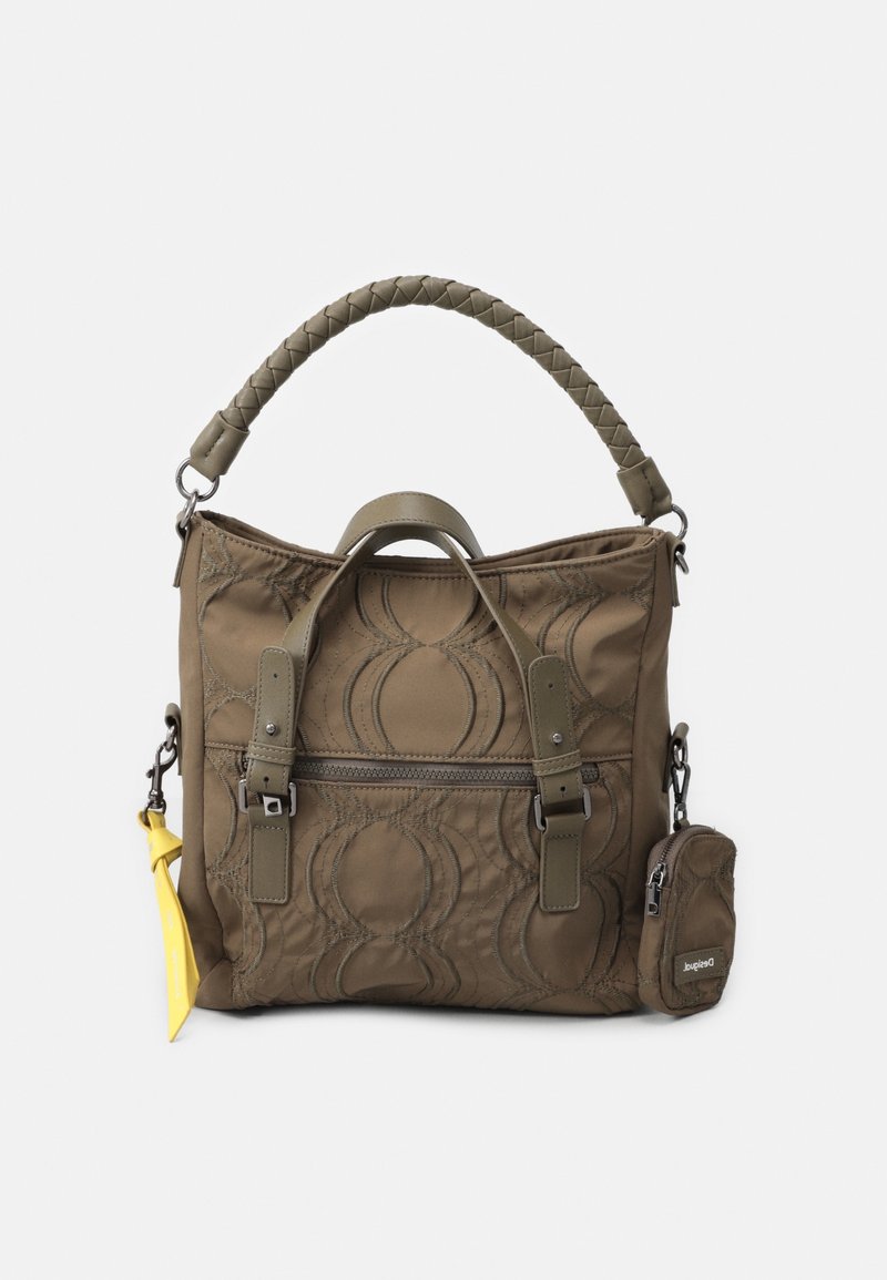 Sac cabas marron avec poignée tressée, poche zippée à l'avant, couture décorative et petite pochette attachée avec fermeture éclair et étiquette de marque.