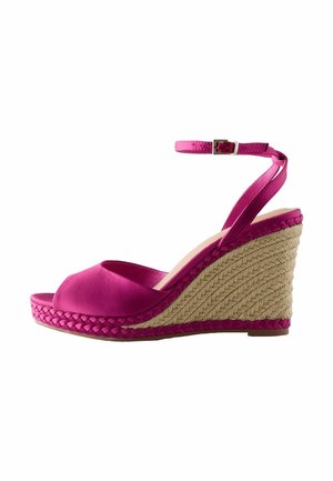 Sandalo wedge rosa brillante con design open-toe, caratterizzato da una suola in juta intrecciata e una cinghia alla caviglia regolabile.