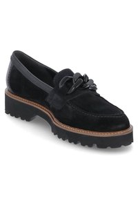 Chaussure en daim noir de style mocassin, avec une bande texturée, une semelle en caoutchouc crantée, et des accents décoratifs tressés sur la tige.