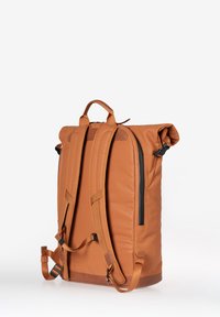 Zaino roll-top marrone realizzato in materiale sintetico liscio; presenta spallacci regolabili e una tasca laterale con zip.