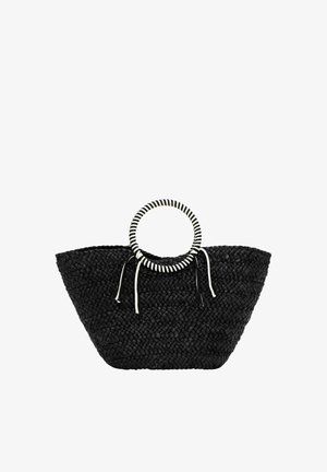 Sac à main en tissu noir, de forme large et arrondie, avec des anses circulaires rayées noir et blanc, agrémenté de cordons décoratifs suspendus.