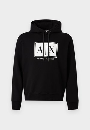 Juodas džemperis su gobtuvu, priekyje baltas logotipas su "A | X" ir tekstu "Armani Exchange", gobtuvo raišteliai, ilgomis rankovėmis bei ribotais rankogaliais ir apačia.