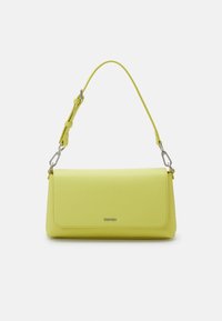 Calvin Klein - MUST SHOULDER BAG - Schoudertas - citrus Miniatuurafbeelding 1