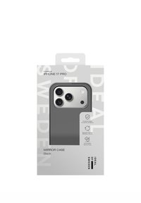 Czarna obudowa Black Mirror do iPhone 17 Pro, z ochronnym designem, wykonana z materiałów z recyklingu, o eleganckim matowym wykończeniu. Opakowanie jest białe z minimalną ilością tekstu.