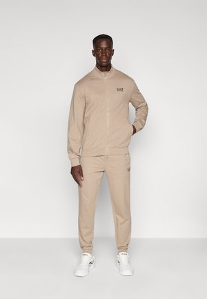 TRAIN CORE SUIT TOP SET - Melegítő - roasted cashew