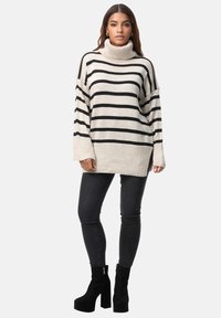 Elara Maglione - beige