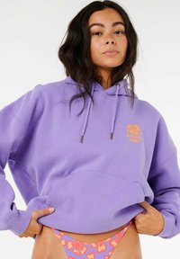 Paarse hoodie met een voorzak, voorzien van een oranje logo. Het materiaal lijkt zacht te zijn, heeft een relaxed fit, met trekkoorden aan de kap.