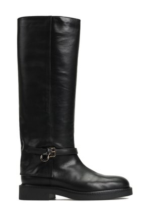 Czarne skórzane wysokie do kolan buty o eleganckim designie, z bocznym paskiem i złotą klamrą, oraz solidnym niskim obcasem.