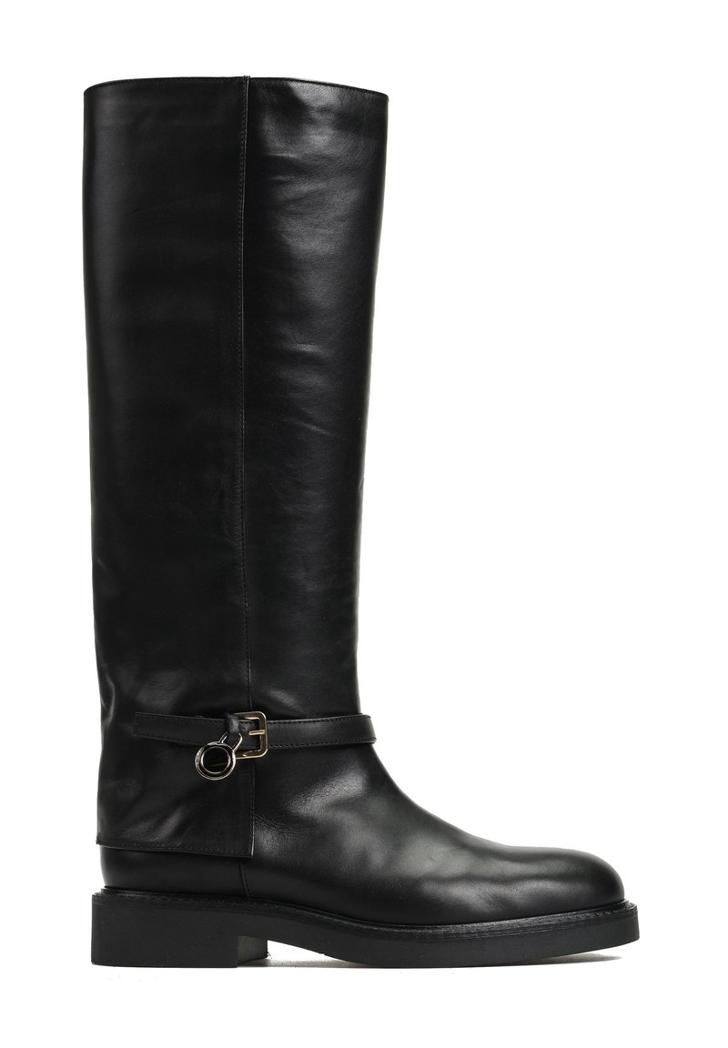 Czarne skórzane wysokie do kolan buty o eleganckim designie, z bocznym paskiem i złotą klamrą, oraz solidnym niskim obcasem.