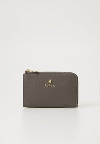 Portafoglio in pelle grigia a pois con hardware dorato, dotato di chiusura con zip e logo impressa sul davanti. Forma rettangolare compatta.