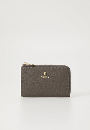 Portefeuille en cuir gris à surface granulée avec quincaillerie dorée, doté d'une fermeture éclair et d'un logo en relief à l'avant. Forme rectangulaire compacte.
