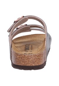 Brun korksula sandalett med dubbla justerbara roseguld metallspännen på ljusbeige läderremmar och en texturerad innersula.