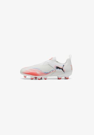 Botas de fútbol blancas con un diseño texturizado, que presentan un patrón degradado en rosa y azul. Incluyen acentos rojos y un logotipo negro en el lateral.