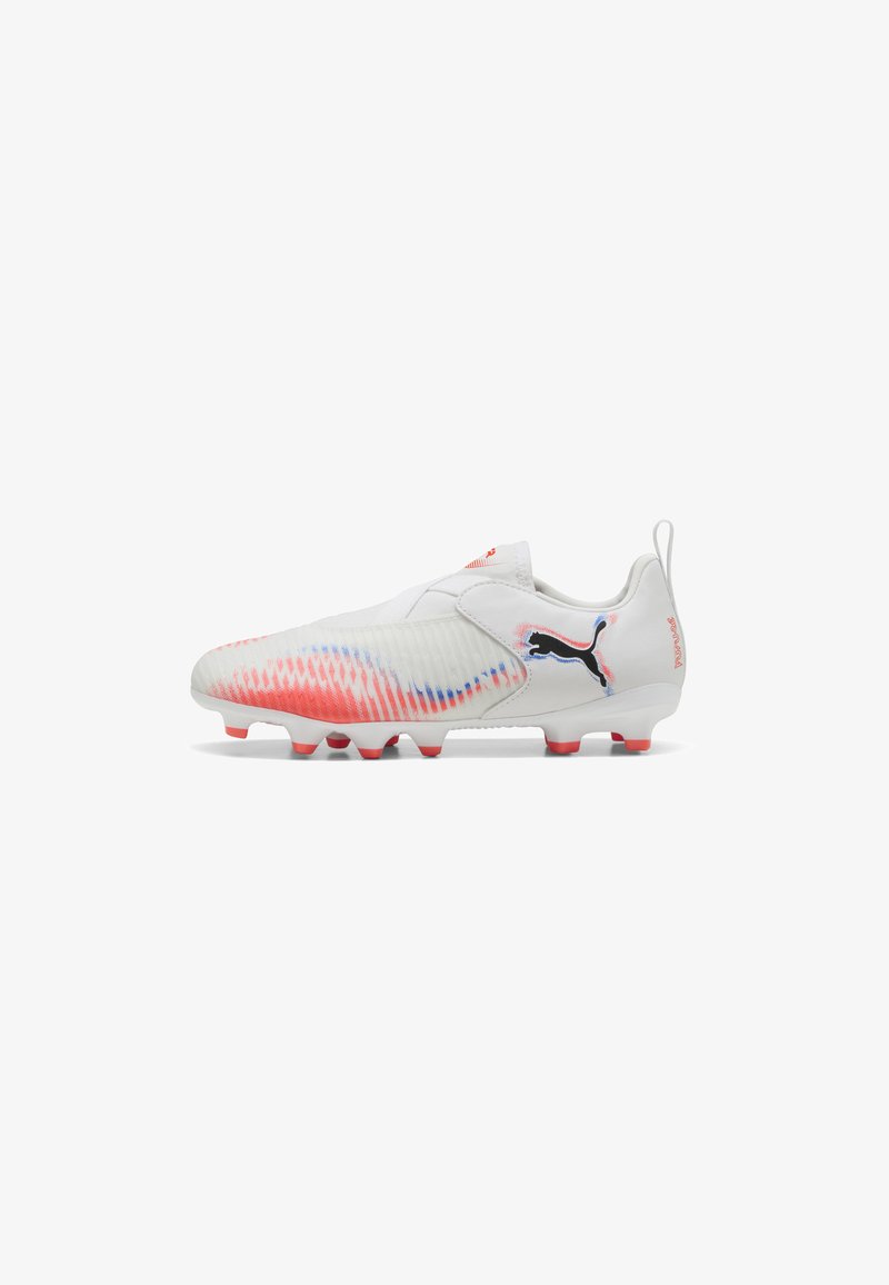 Crampon de football blanche avec un design texturé, présentant un motif dégradé rose et bleu. Comprend des accents rouges et un logo noir sur le côté.