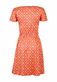 Kurzärmeliges Kleid in leuchtendem Pink mit gelbem Diamantenmuster und blauen Quadratakzenten; tailliert mit einem schwingenden Rock. Glatte Stofftextur.