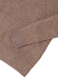 Brązowy sweter dziewiarski o miękkiej fakturze, z prążkowanymi mankietami i luźnym krojem. Wyjątkowy dzięki swojemu przytulnemu wyglądowi i ciepłu.