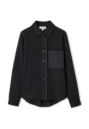 Zwart overhemd met lange mouwen, gemaakt van gladde stof, voorzien van een borstzak, een kraag en een afgeronde zoom.