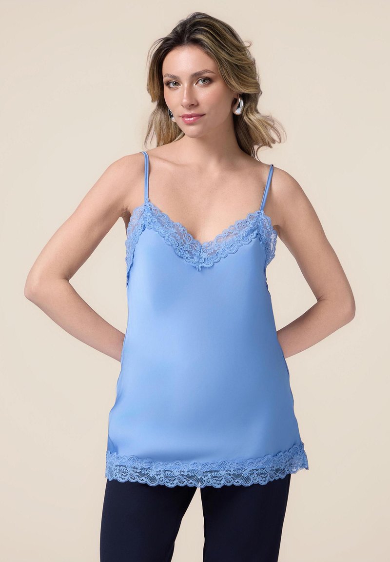 Camisole in satin azzurro chiaro con merletto lungo il colletto e l'orlo, caratterizzata da spalline sottili regolabili. Texture liscia.
