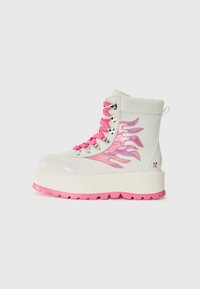 Witte high-top laarzen van synthetisch materiaal met roze veters en vlamachtige accenten. Dikke, heldere roze platformzool met een gestructureerde profiel.