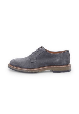 Pantof gray din suede, cu varf rotund, șase ochiuri pentru șireturi și talpă contrastantă maro. Textură netedă și detalii de design minimalist.