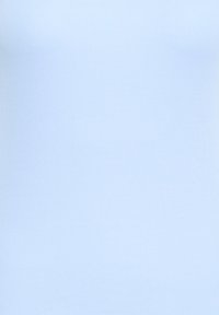 Tissu bleu clair avec une texture fine côtelée, éclairé de manière uniforme et lisse avec des lignes verticales visibles sur toute la surface.