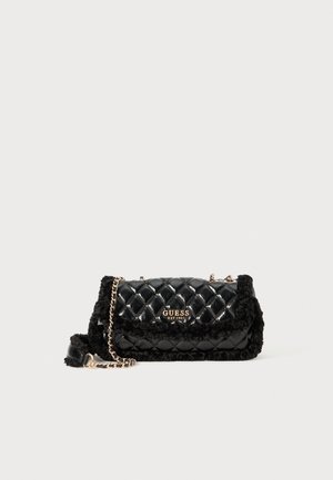 Borsa a tracolla nera trapuntata con rifiniture in peluche, tracolla a catena e un accento dorato con il logo. Il materiale lucido esalta il suo design testurizzato.