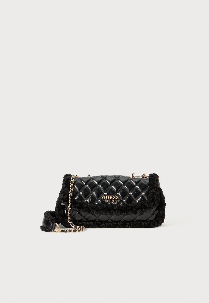 Borsa a tracolla nera trapuntata con rifiniture in peluche, tracolla a catena e un accento dorato con il logo. Il materiale lucido esalta il suo design testurizzato.