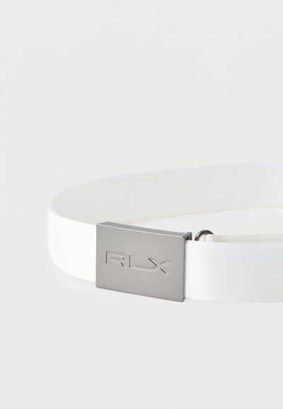 Λευκή υφασμάτινη ζώνη με ματ ασημί ορθογώνια αγκράφα χαραγμένη με τα γράμματα RLX, τοποθετημένη σε ανοιχτό φόντο.