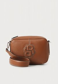 Barna, texturált bőr keresztpántos táska fehér varrással, dombornyomott logóval. Kompakt, téglalap alakú, állítható pánttal.