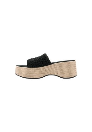 Sandalia tipo slide negra tejida con suela plataforma gruesa beige con textura similar a cuerda trenzada, con puntera abierta y estilo sin talón.