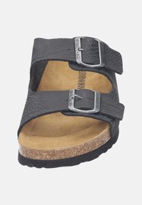 Schwarze Kunstleder-Sandale mit zwei verstellbaren Riemen und silbernen Schnallen, Korkfußbett und strukturiertem Gummisohle.