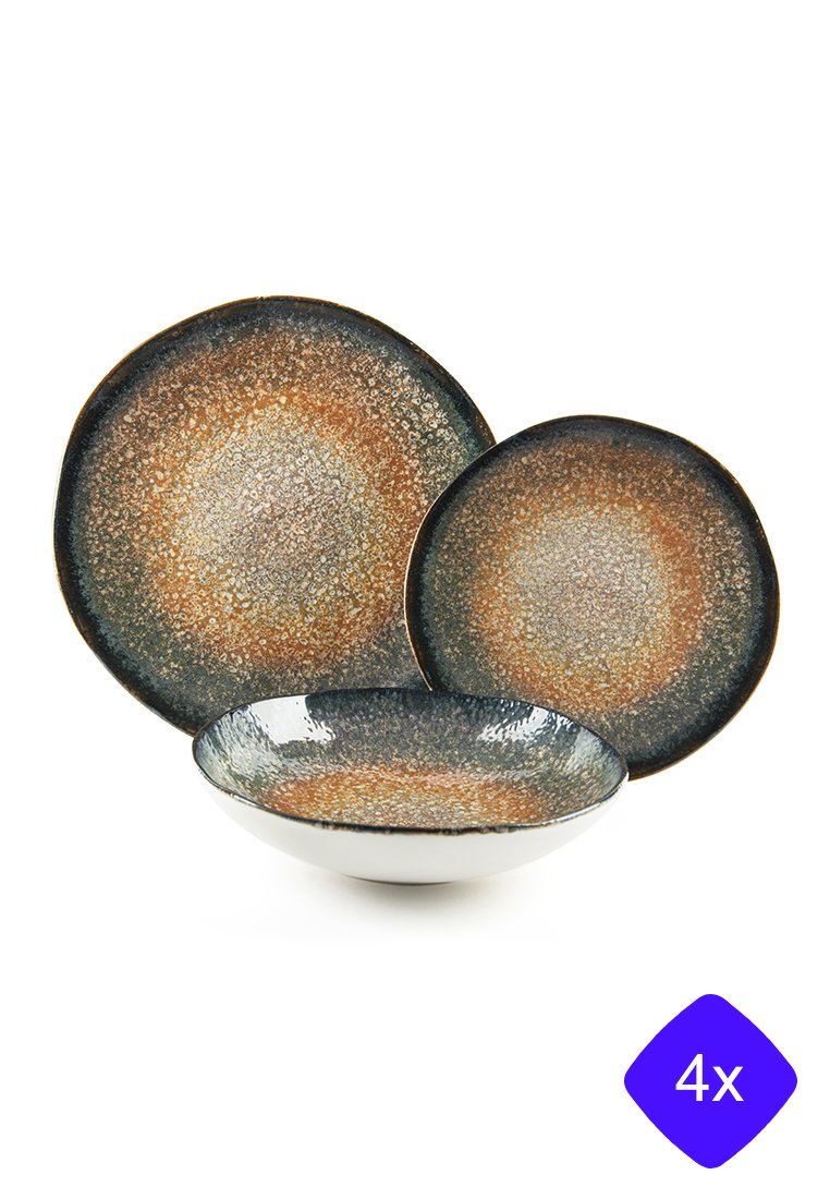 Vierteiliges Keramik-Geschirrset mit gesprenkeltem Braun-, Orange- und Schwarzverlauf auf Tellern und Schüssel.