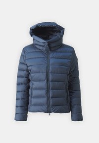 Giacca imbottita blu marina con collo alto e cappuccio. Presenta una chiusura frontale con cerniera e due tasche laterali. Tessuto liscio e lucido.