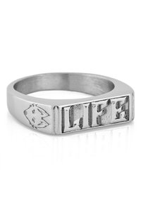 Silberring mit einem rechteckigen Band, das mit einer eingravierten "LIFE"-Inschrift und einem kleinen Tiergesicht verziert ist. Glatte, polierte Oberfläche.