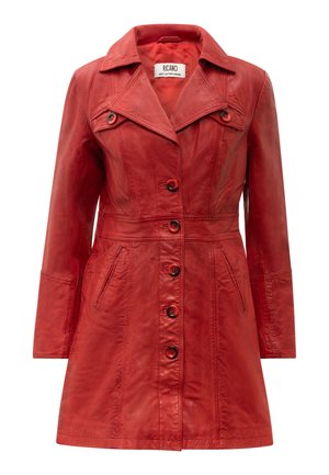 Roter Leder-Trenchcoat mit Kragen, Knopfverschluss und zwei Fronttaschen. Verfügt über eine taillierte Passform und eine glatte Textur.