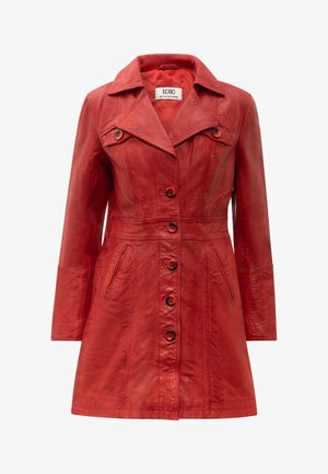 Roter Leder-Trenchcoat mit Kragen, Knopfverschluss und zwei Fronttaschen. Verfügt über eine taillierte Passform und eine glatte Textur.