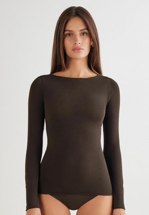 Bruine lange mouw top gemaakt van een soepele stof. Aansluitend ontwerp met een ronde halslijn en een minimalistische silhouet.