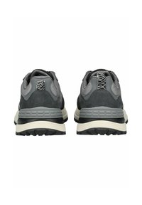 Šedé sportovní boty s nubukovým svrškem, polstrovaným límcem a texturovanou gumovou podrážkou. Mají kontrastní černý a bílý akcent na patě.