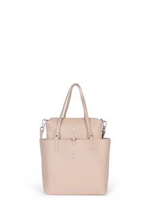 Bolso tote de cuero beige con asas dobles, correa de hombro desmontable y adornos de logo de caballo plateado en el frente.