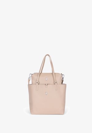 Bolso tote de cuero beige con asas dobles, correa de hombro desmontable y adornos de logo de caballo plateado en el frente.