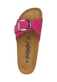 Sandale à glissière en cuir suédé rose avec une boucle en argent et une semelle intérieure texturée marron. Présente un branding imprimé sur la semelle. Design plat pour un usage facile.