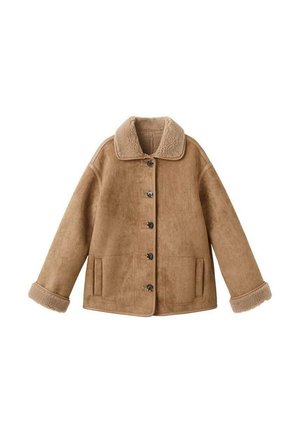 Chaqueta de borrego color tostado con botones en el frente, dos bolsillos laterales y cuello y puños de felpa, colocada sobre un fondo blanco.