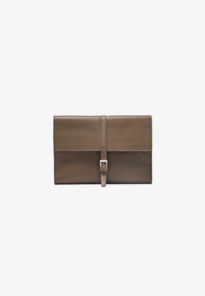 Brun læderclutch med glat tekstur, klapdesign og en lodret rem med sølvspænde. Minimalistisk og elegant æstetik.